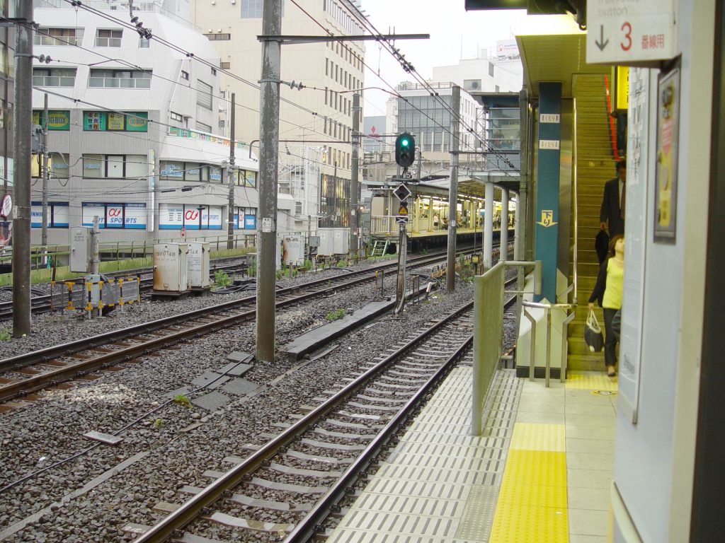 Shibuya_Station,_Yamanote_Line_platform_from_Saikyo_Line_one
